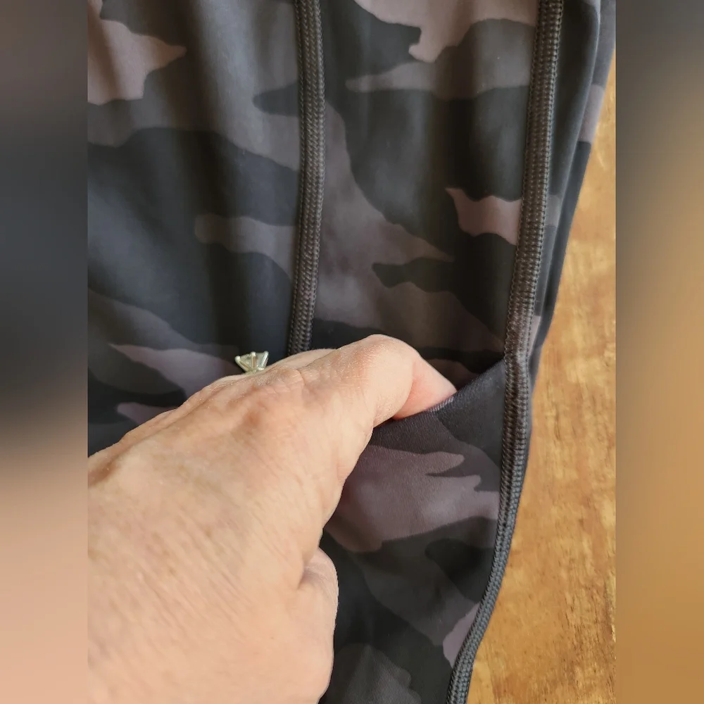 Athleta Ultimate 7/8 Tight Stash Pocket Legging In Black & Gray Camo S